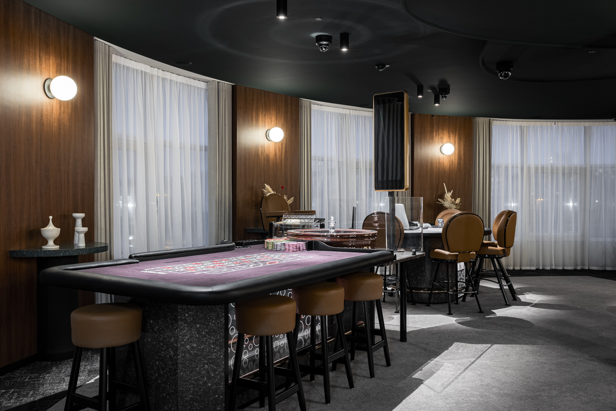 casino-2000-roulette-tables.jpg